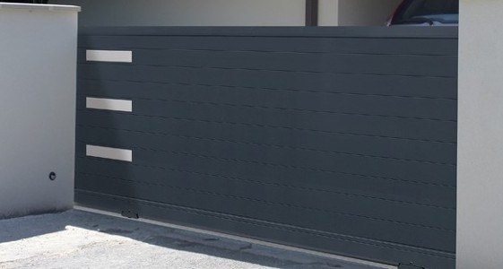 Installation d'un portail coulissant en aluminium avec décors en inox. Modèle SENSO, Collection DECORS INOX, Horizal