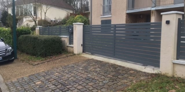 Pose installation d'un portail coulissant avec clôutre assortie. Modèle à barreaux horizontaux rapprochés AVEA, Collection CONTEMPORAIN, Horizal